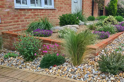 loose gravel garden design by Haywood Landscapes